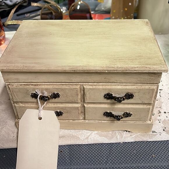 Antiqued Cream Butterfly Musical Box - Picture 4 of 4